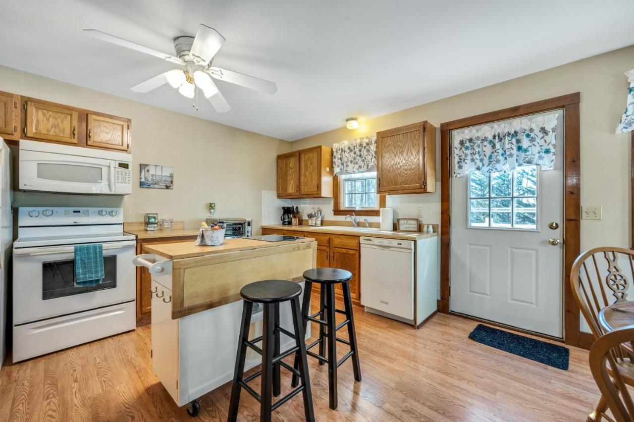 Cozy Bungalow Just Minutes From Mystic, Westerly Beaches, Boating And Casinos! Bungalow Groton Exterior photo