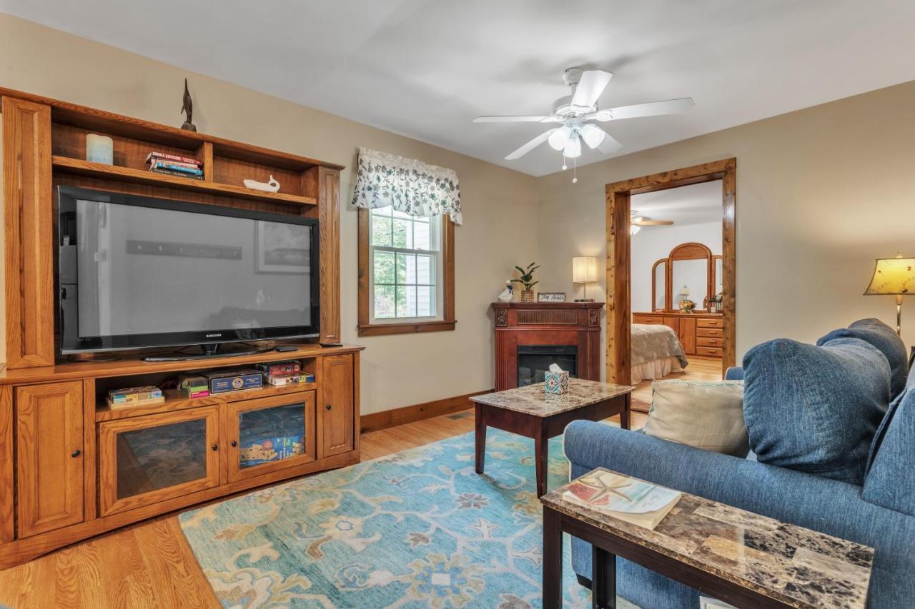 Cozy Bungalow Just Minutes From Mystic, Westerly Beaches, Boating And Casinos! Bungalow Groton Exterior photo