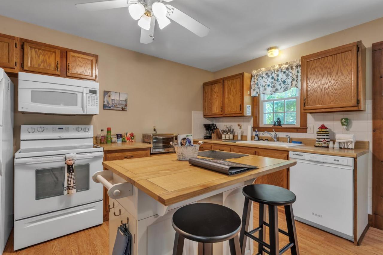 Cozy Bungalow Just Minutes From Mystic, Westerly Beaches, Boating And Casinos! Bungalow Groton Exterior photo