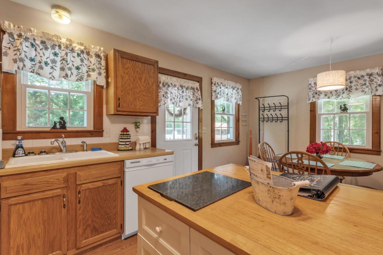 Cozy Bungalow Just Minutes From Mystic, Westerly Beaches, Boating And Casinos! Bungalow Groton Exterior photo