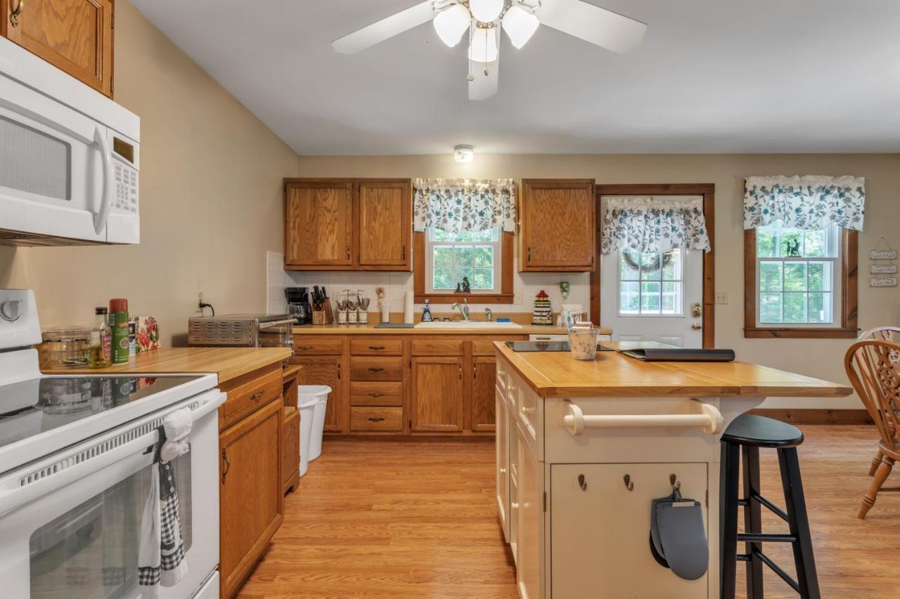 Cozy Bungalow Just Minutes From Mystic, Westerly Beaches, Boating And Casinos! Bungalow Groton Exterior photo