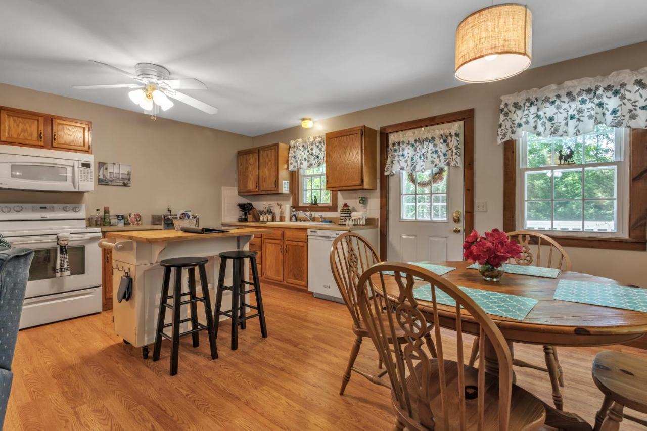 Cozy Bungalow Just Minutes From Mystic, Westerly Beaches, Boating And Casinos! Bungalow Groton Exterior photo