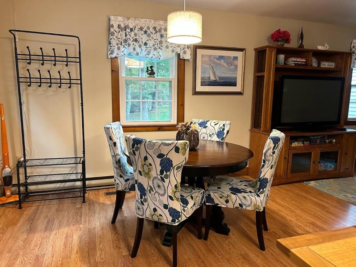 Cozy Bungalow Just Minutes From Mystic, Westerly Beaches, Boating And Casinos! Bungalow Groton Exterior photo